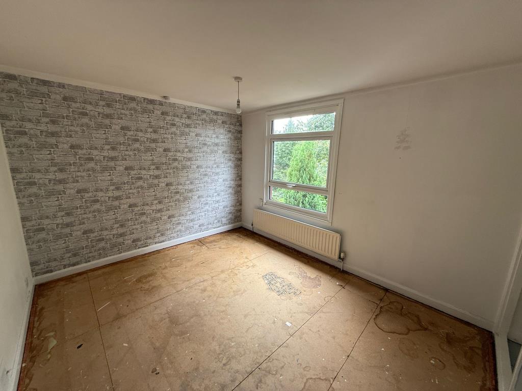 Lot: 157 - HOUSE IN NEED OF IMPROVEMENT - Bedroom of House in need of improvement